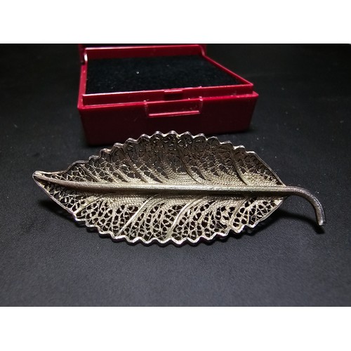 293 - A pretty 925 silver filigree design leaf brooch with intricate working. In excellent condition and c... 