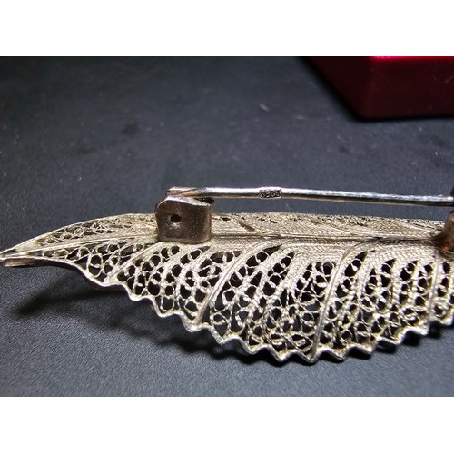 293 - A pretty 925 silver filigree design leaf brooch with intricate working. In excellent condition and c... 