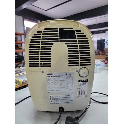 416 - A delongi dehumidifier. in good working order with its detachable water collector