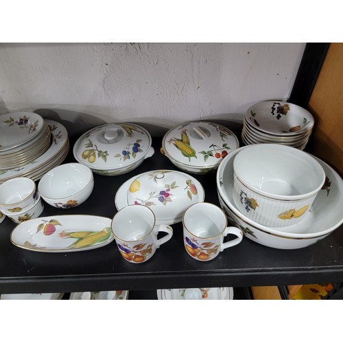 441 - A large collection the Royal Worcester Evesham series dinner set. around 110 items inc. 11 dinner pl... 