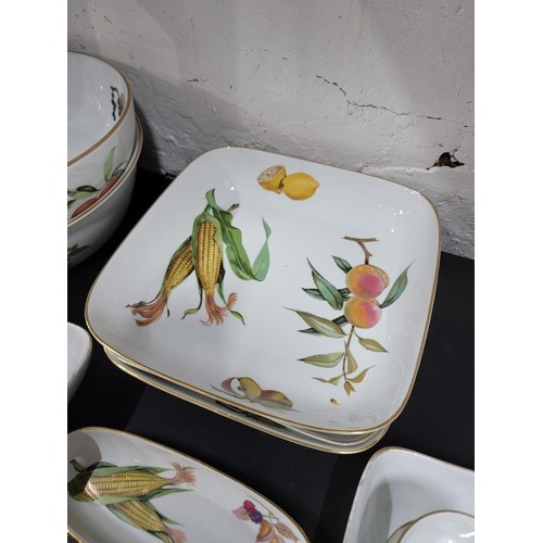 441 - A large collection the Royal Worcester Evesham series dinner set. around 110 items inc. 11 dinner pl... 