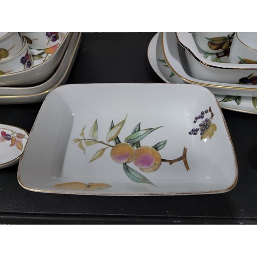 441 - A large collection the Royal Worcester Evesham series dinner set. around 110 items inc. 11 dinner pl... 