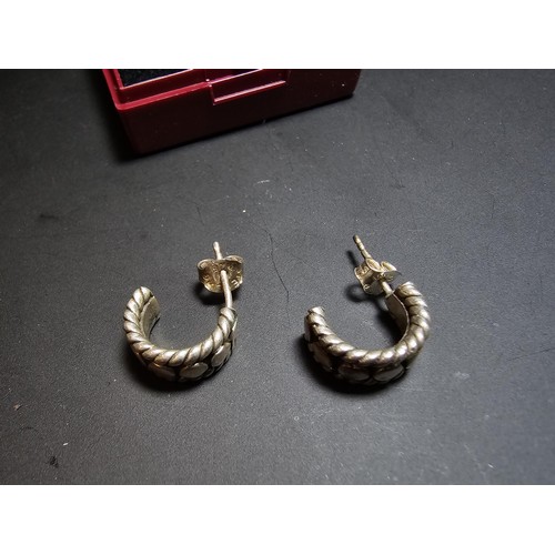 305 - A pair of 925 silver handmade earrings made in India. In good clean condition, complete and with pre... 