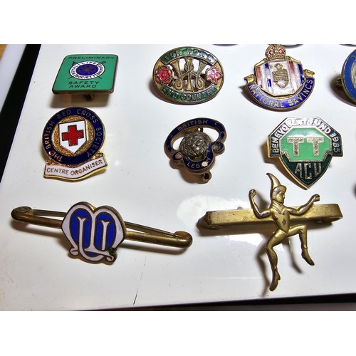 309 - A suite of approx 23x pin badges and button badges which includes some button badges relating to fam... 