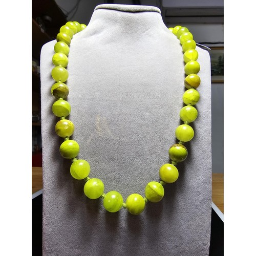 313 - An impressive vintage hand knotted green sardonyx large beaded necklace, each bead presents a good n... 