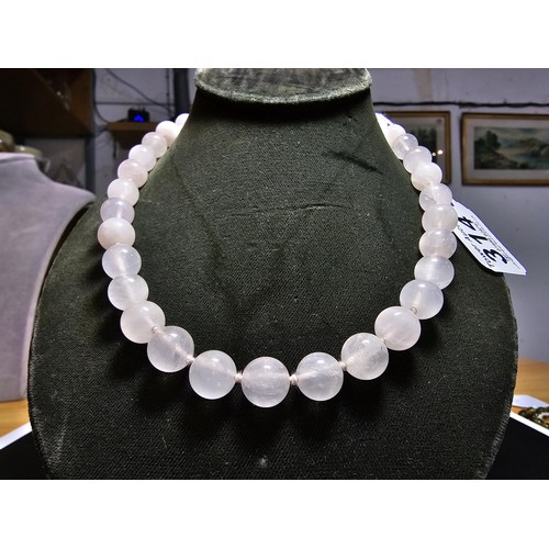 314 - A good quality vintage hand knotted rose quartz beaded necklace with a silver clasp. In excellent cl... 