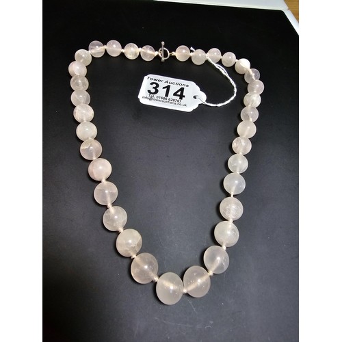 314 - A good quality vintage hand knotted rose quartz beaded necklace with a silver clasp. In excellent cl... 