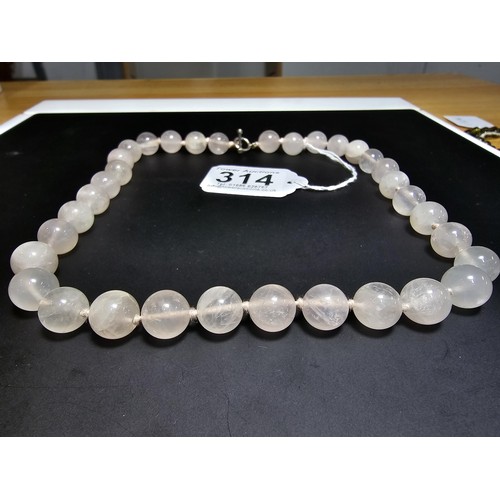 314 - A good quality vintage hand knotted rose quartz beaded necklace with a silver clasp. In excellent cl... 