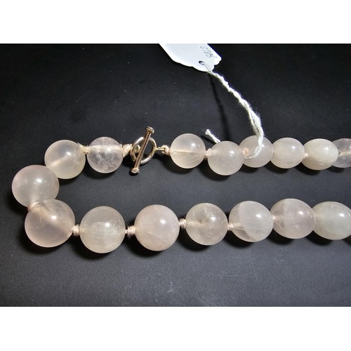 314 - A good quality vintage hand knotted rose quartz beaded necklace with a silver clasp. In excellent cl... 