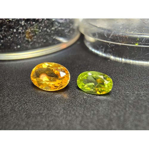 318 - A cased set of 2 good faceted loose gemstones to include a natural citrine gemstone (7mm x 4mm) and ... 