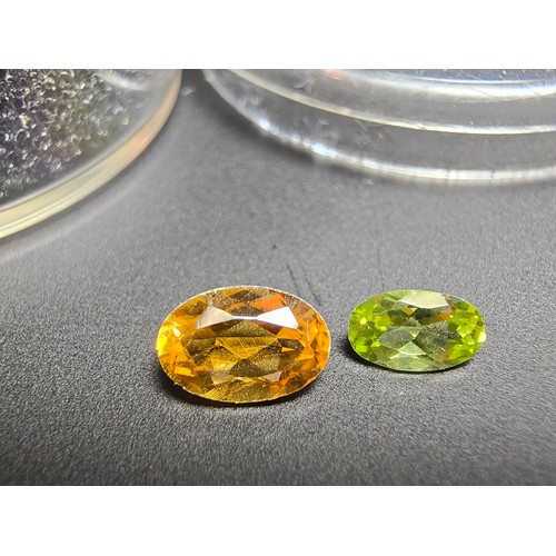 318 - A cased set of 2 good faceted loose gemstones to include a natural citrine gemstone (7mm x 4mm) and ... 