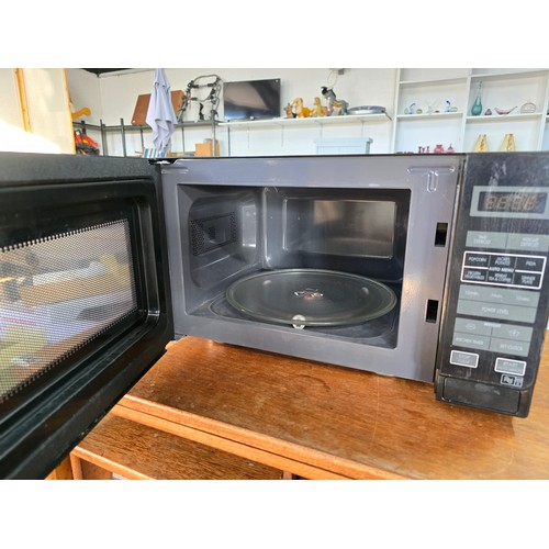 513 - Sharp 800w microwave in good condition and in full working order