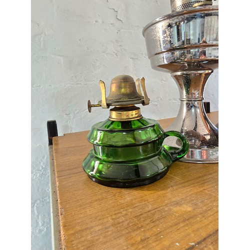 514 - 2x oil lamps and an Aladdin paraffin lamp the Aladdin lamp comes with a boxed new mantel, both chimn... 