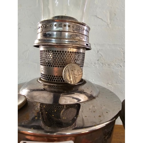 514 - 2x oil lamps and an Aladdin paraffin lamp the Aladdin lamp comes with a boxed new mantel, both chimn... 