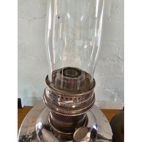 514 - 2x oil lamps and an Aladdin paraffin lamp the Aladdin lamp comes with a boxed new mantel, both chimn... 