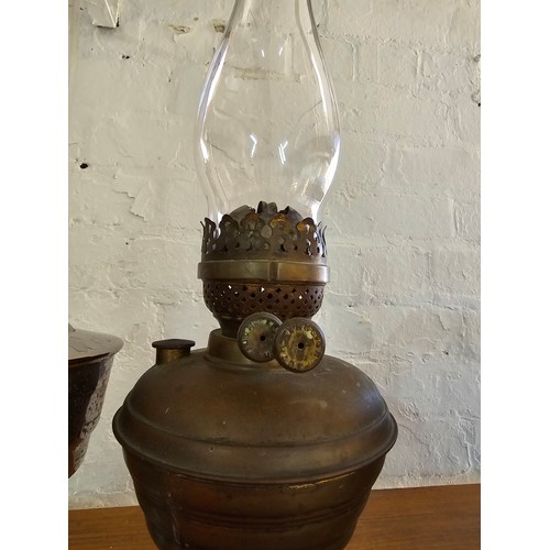 514 - 2x oil lamps and an Aladdin paraffin lamp the Aladdin lamp comes with a boxed new mantel, both chimn... 