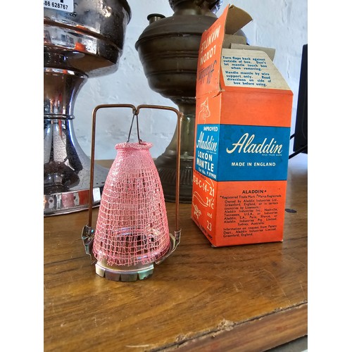 514 - 2x oil lamps and an Aladdin paraffin lamp the Aladdin lamp comes with a boxed new mantel, both chimn... 