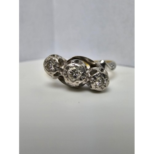 263 - A fine quality vintage 18ct yellow gold and platinum 3 stone diamond ring, each stone is very sparkl... 