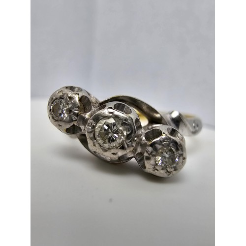 263 - A fine quality vintage 18ct yellow gold and platinum 3 stone diamond ring, each stone is very sparkl... 