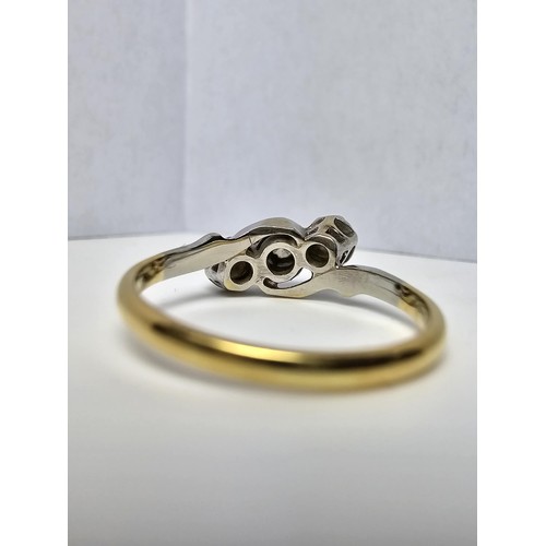 263 - A fine quality vintage 18ct yellow gold and platinum 3 stone diamond ring, each stone is very sparkl... 