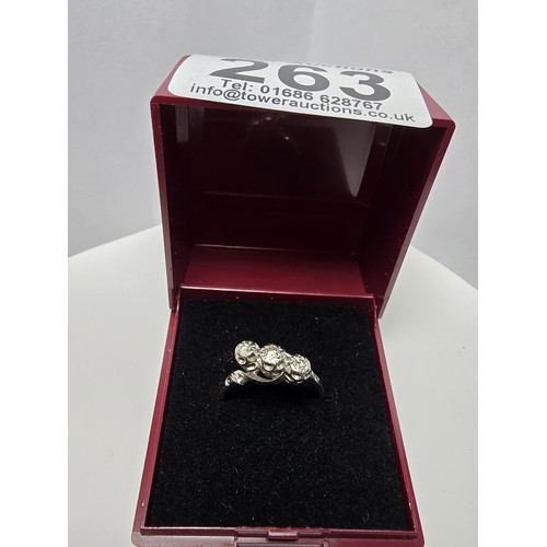 263 - A fine quality vintage 18ct yellow gold and platinum 3 stone diamond ring, each stone is very sparkl... 