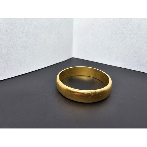 265 - A hallmarked 22ct yellow gold plain wedding band unisex ring in excellent clean condition, has weigh... 