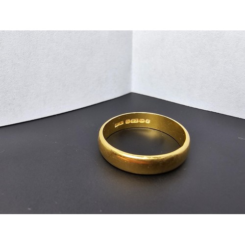 265 - A hallmarked 22ct yellow gold plain wedding band unisex ring in excellent clean condition, has weigh... 