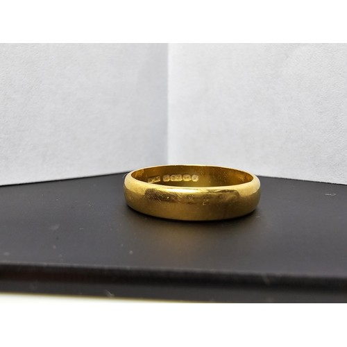 265 - A hallmarked 22ct yellow gold plain wedding band unisex ring in excellent clean condition, has weigh... 