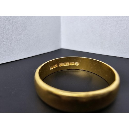 265 - A hallmarked 22ct yellow gold plain wedding band unisex ring in excellent clean condition, has weigh... 