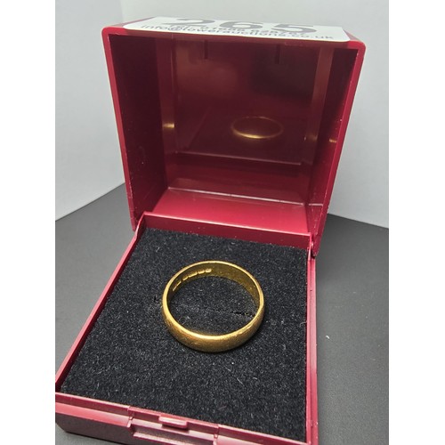 265 - A hallmarked 22ct yellow gold plain wedding band unisex ring in excellent clean condition, has weigh... 