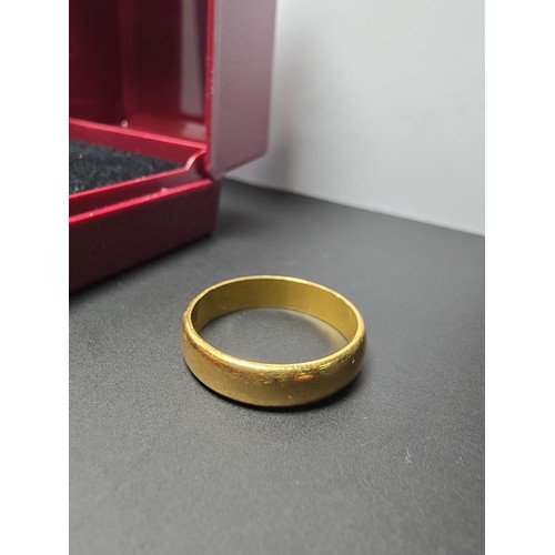 265 - A hallmarked 22ct yellow gold plain wedding band unisex ring in excellent clean condition, has weigh... 