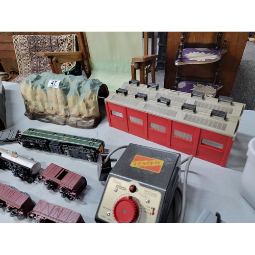 47 - Large quantity of locomotive accessories inc a tunnel, locomotives, rolling stock a quantity of trai... 