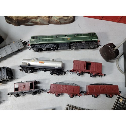 47 - Large quantity of locomotive accessories inc a tunnel, locomotives, rolling stock a quantity of trai... 