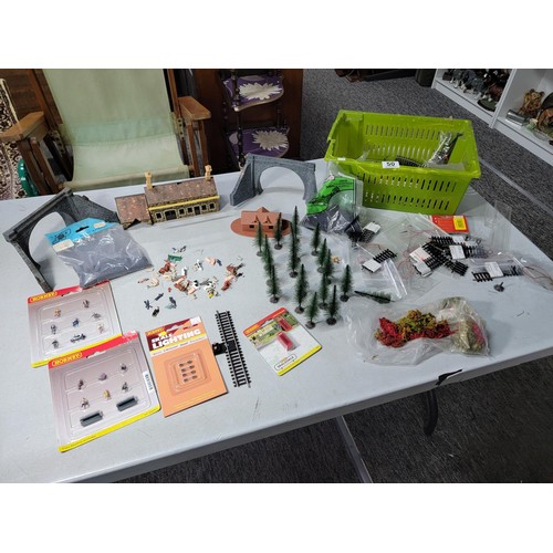 50 - Model Hornby accessories inc railway buildings, small people figures, tress etc. In small green crat... 