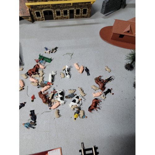 50 - Model Hornby accessories inc railway buildings, small people figures, tress etc. In small green crat... 