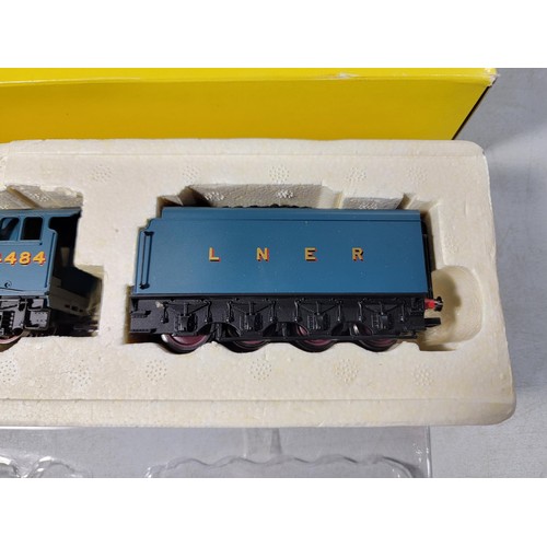 33 - Boxed Hornby R2779 LNER Class A4 Falcon in good overall condition untested