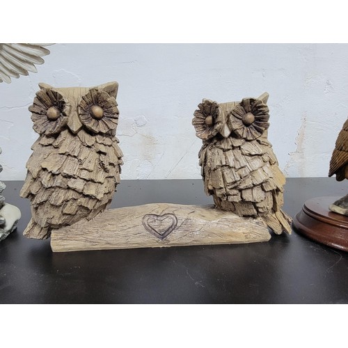 65 - A selection of 6 owl figures including 2x barn owls on wooden plinths by the Leonardo Collection, a ... 