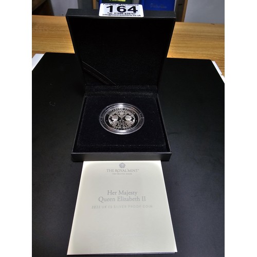 164 - As new The Royal Mint Queen Elizabeth II Memorial £5 silver proof coin with its original box, outer ... 