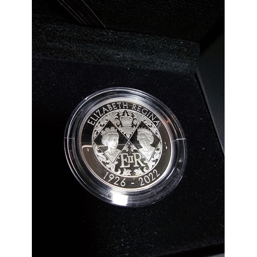 164 - As new The Royal Mint Queen Elizabeth II Memorial £5 silver proof coin with its original box, outer ... 