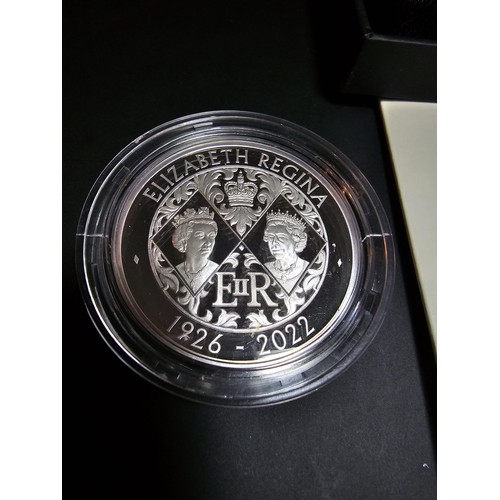 164 - As new The Royal Mint Queen Elizabeth II Memorial £5 silver proof coin with its original box, outer ... 