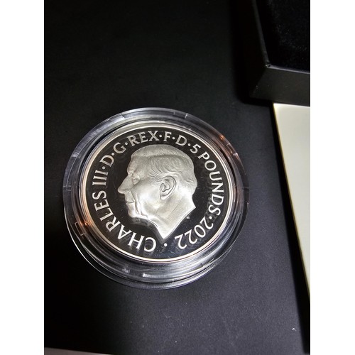 164 - As new The Royal Mint Queen Elizabeth II Memorial £5 silver proof coin with its original box, outer ... 