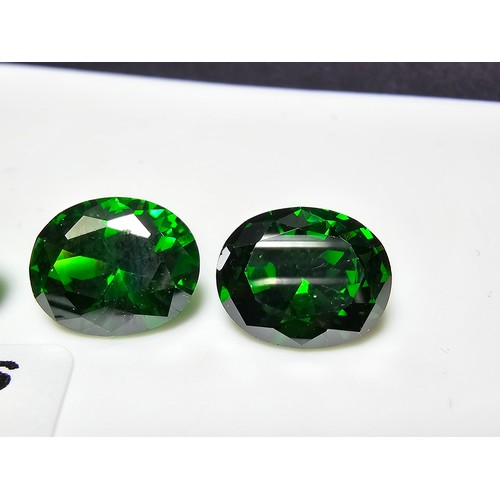 257 - A collection of 6x lab created faceted emerald gemstones, all oval cut. Length of 10mm, width 7mm, h... 