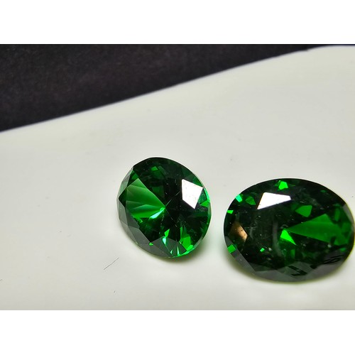 257 - A collection of 6x lab created faceted emerald gemstones, all oval cut. Length of 10mm, width 7mm, h... 