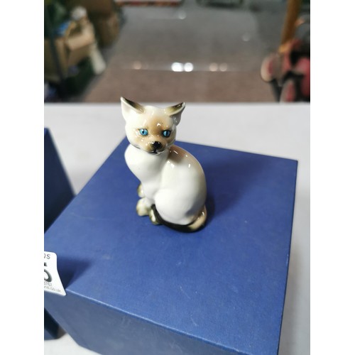 135 - 2x Hutschenreuther German cat figures. Excellent quality, in very good condition with no chips or cr... 