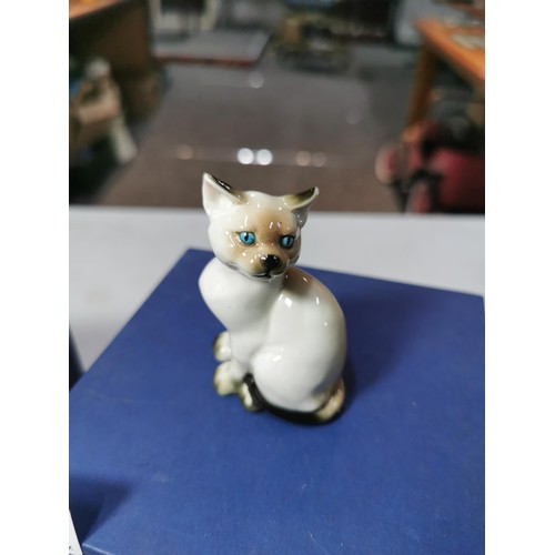 135 - 2x Hutschenreuther German cat figures. Excellent quality, in very good condition with no chips or cr... 