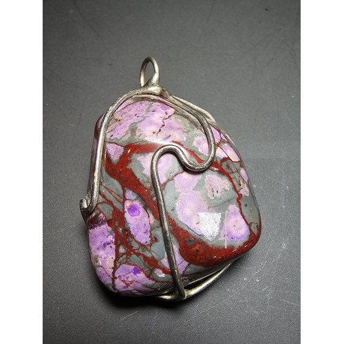 173 - A large pendant featuring a large jasper stone with an interesting natural multi colour and design s... 