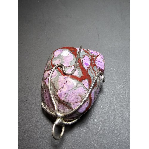 173 - A large pendant featuring a large jasper stone with an interesting natural multi colour and design s... 