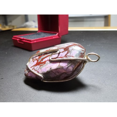 173 - A large pendant featuring a large jasper stone with an interesting natural multi colour and design s... 