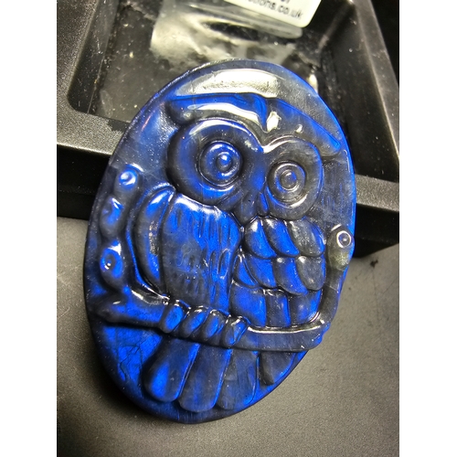 182 - A stunning carved labradorite stone specimen featuring an owl design, the labradorite has beautiful ... 