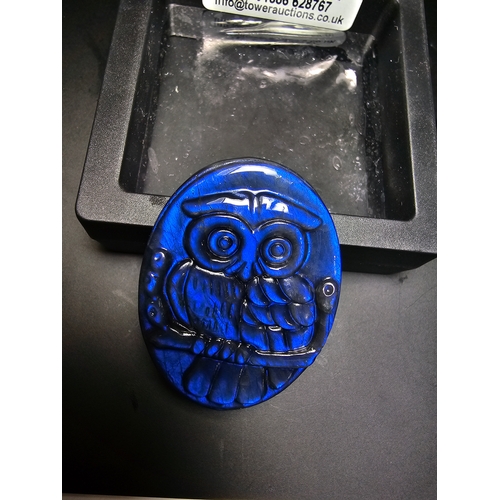 182 - A stunning carved labradorite stone specimen featuring an owl design, the labradorite has beautiful ... 